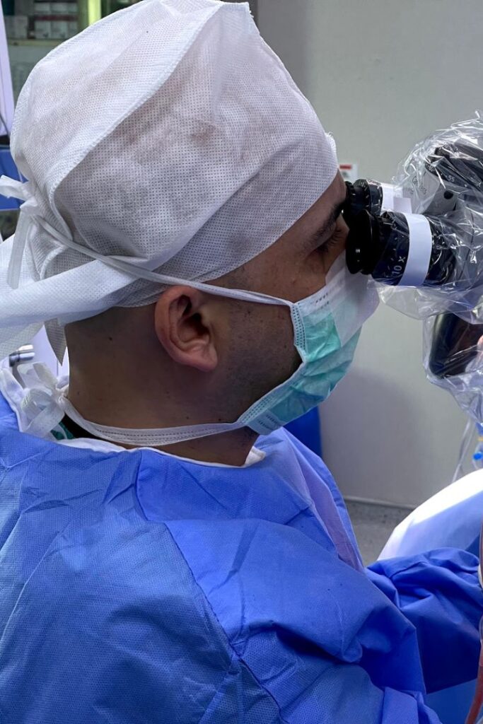 Dr Özgür Akşan is performing a surgery